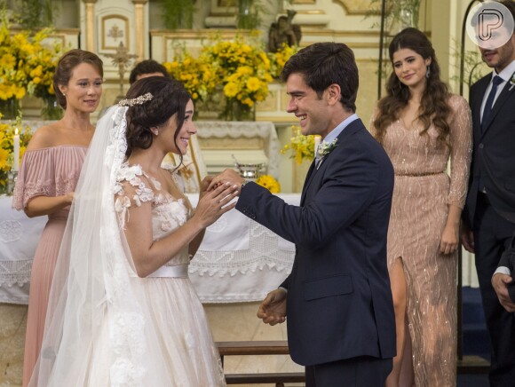 O casamento de Shirlei (Sabrina Petraglia) e Felipe (Marcos Pitombo) no penúltimo capítulo da novela 'Haja Coração' promete fortes emoções
