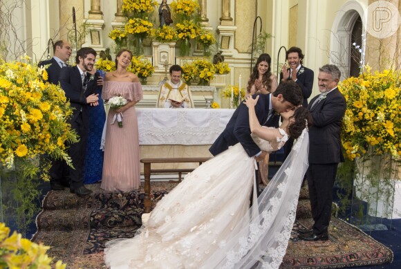 O casamento de Shirlei (Sabrina Petraglia) e Felipe (Marcos Pitombo) marca reta final da novela 'Haja Coração'