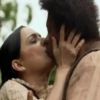 Beatrice (Bete Coelho) é consolada por Tito Pardo (Nill Marcondes) e os dois acabam se beijando, no capítulo que vai ao ar na sexta-feira, dia 18 de novembro de 2016, na novela 'Escrava Mãe'
