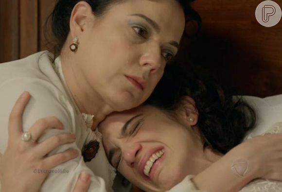 Teresa (Roberta Gualda) recebe os socorros de Beatrice (Bete Coelho) e Juliana (Gabriela Moreyra), no capítulo que vai ao ar na terça-feira, dia 15 de novembro de 2016, na novela 'Escrava Mãe'
