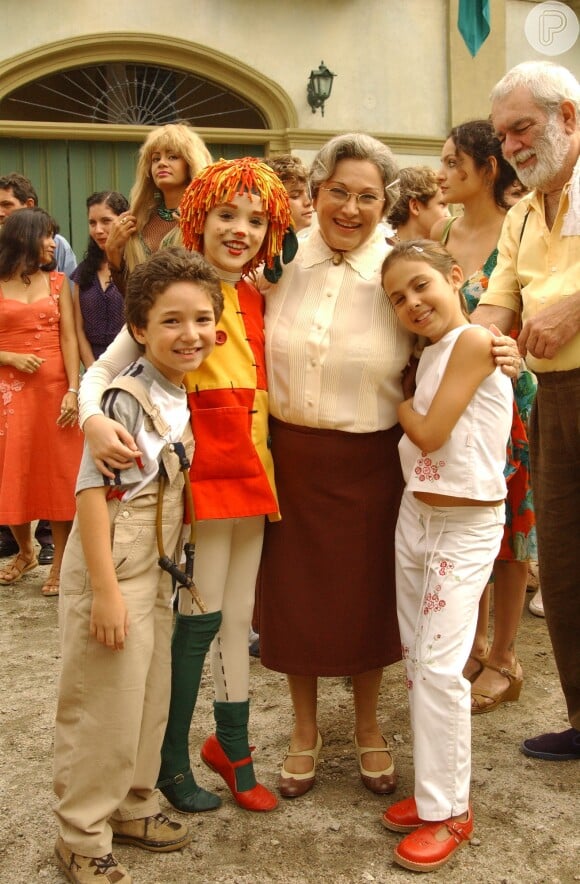 Nicette Bruno era Dona Benta em 'Sítio do Pica Pau Amarelo' e posou com as crianças da trama: Pedrinho (João Vitor Silva), Narizinho (Caroline Molinari) e Emília (Isabelle Drummond)