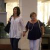 Nicette Bruno e a filha Beth Goulart durante um passeio no shopping de mãos dadas