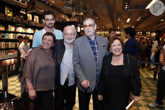 Nicette e Paulo posaram com o autor Silvio de Abreu e amigos na Livraria da Travessa