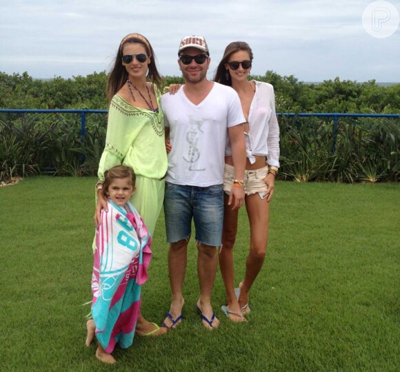 Alessandra Ambrósio posa com o marido, Jamie Manzur, e da filha, Anja