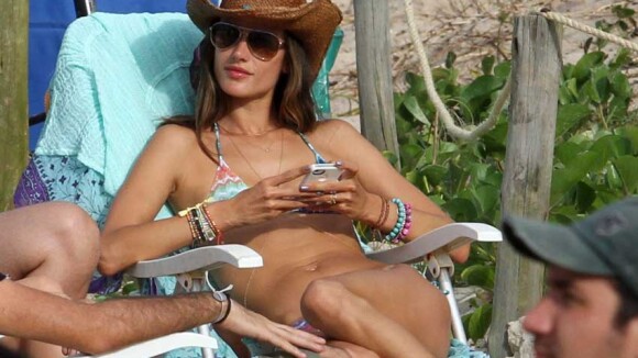Alessandra Ambrósio usa biquíni de lacinho na praia de Jurerê Internacional