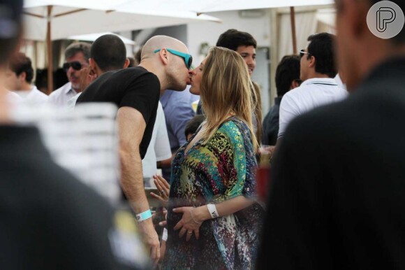 Fernando Scherer e Sheila Mello se beijam em festa no Cafe de la Musique Floripa, em Jurerê Internacional, Santa Catarina