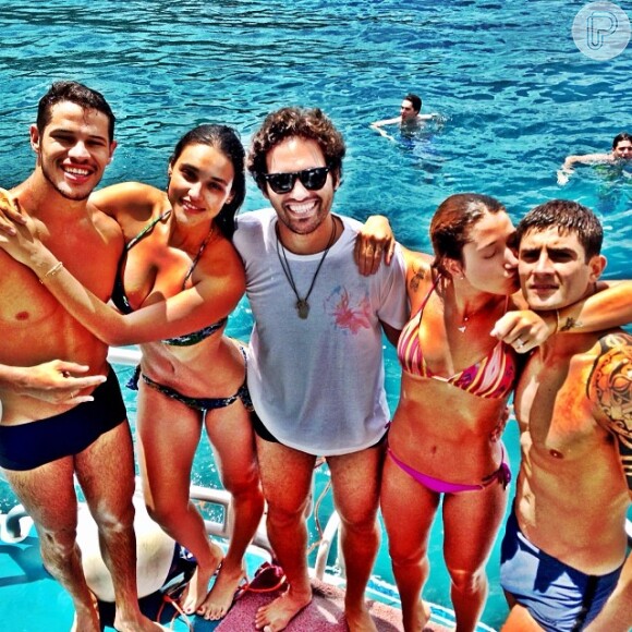 Gabriela Pugliese, uma amiga do casal, publicou em seu Instagram uma foto onde os pombinhos aparecem em um barco, de sunga e biquíni, curtindo uma das praias paradisíacas do arquipélago
