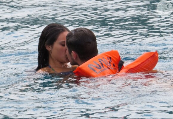 José Loreto e Débora Nascimento deram um mergulho e aproveitaram para namorar no mar