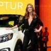 Marina Ruy Barbosa posa no lançamento de novo modelo da marca Renault