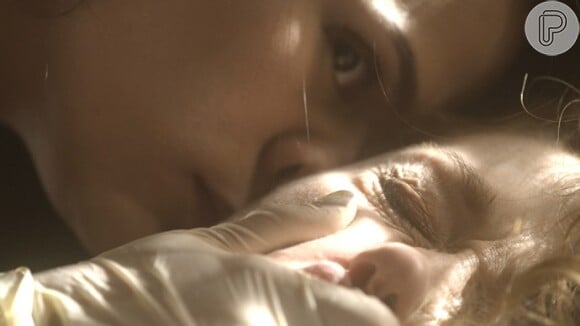 Coagida por Aline (Arianne Botelho), Vitória (Camila Morgado) acredita que a moça é o próprio diabo, na novela 'A Lei do Amor'