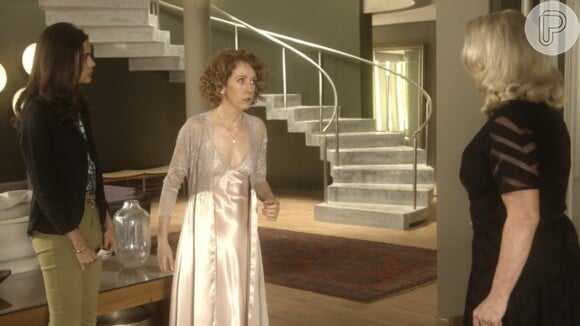 Aline (Arianne Botelho) consegue fazer com que Vitória (Camila Morgado) peça que a mãe a recontrate, na novela 'A Lei do Amor'