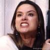 Leila (Fernanda Machado) ateia fogo em mansão e agride Natasha (Sophia Abrahão), em 'Amor à Vida'