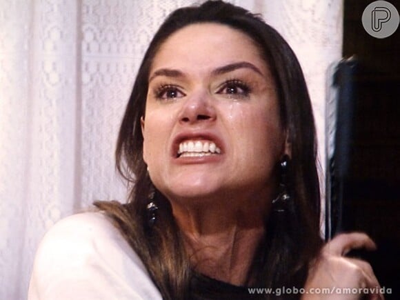 Leila (Fernanda Machado) ateia fogo em mansão e agride Natasha (Sophia Abrahão), em 'Amor à Vida'
