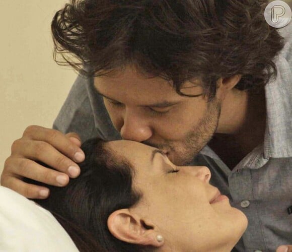 Penélope (Carolina Ferraz) e Henrique (Nando Rodrigues) têm um filho juntos, no último capítulo da novela 'Haja Coração'