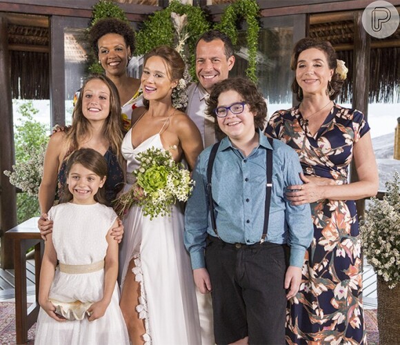 Tancinha (Mariana Ximenes) e Apolo (Malvino Salvador) posam com a família depois do casamento, no final da novela 'Haja Coração'