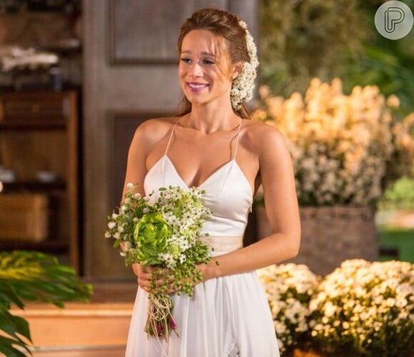 Tancinha (Mariana Ximenes) se casa com Apolo (Malvino Salvador) em uma cerimônia intimista, no final da novela 'Haja Coração'