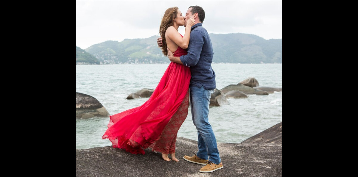 Foto: Tancinha (Mariana Ximenes) e Apolo (Malvino Salvador) posam com a  família depois do casamento, no final da novela 'Haja Coração' - Purepeople