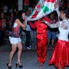 Carnaval: Paloma Bernardi beija a bandeira da agremiação