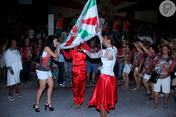 Carnaval: Paloma Bernardi beija a bandeira da agremiação