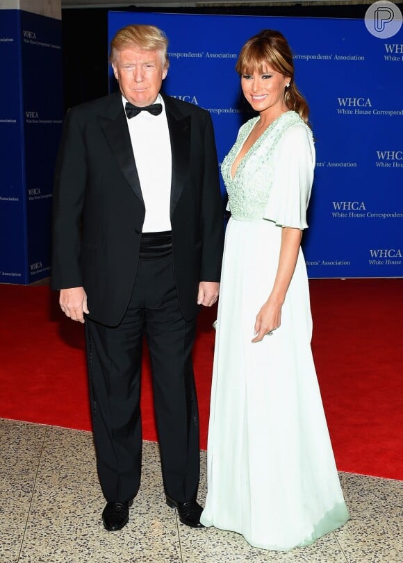 Melania e Donald Trump posam no 101º White House Correspondents' Dinner, em abril de 2015