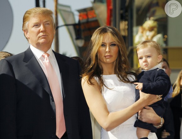 Na foto, Melania e Donald Trump posam com o filho, Baron, em janeiro de 2007, quando o magnata ganhou estrela na Calçada da Fama, em Hollywood, após 'O Aprendiz'