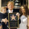 Na foto, Melania e Donald Trump posam com o filho, Baron, em janeiro de 2007, quando o magnata ganhou estrela na Calçada da Fama, em Hollywood, após 'O Aprendiz'