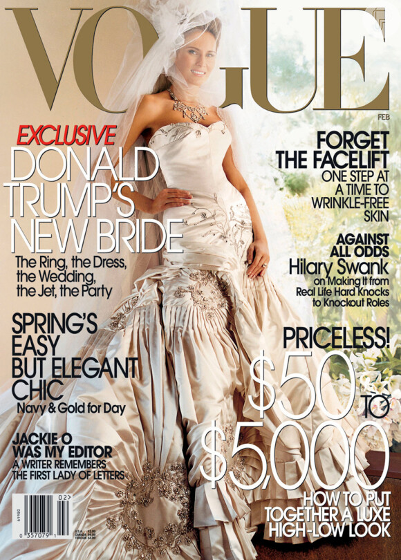 O vestido de noiva usado por Melania Knauss no seu casamento com Donald Trump foi da grife Christian Dior. Ela posou para capa da revista 'Vogue' usando o modelito, que pesava cerca de 22 quilos!
