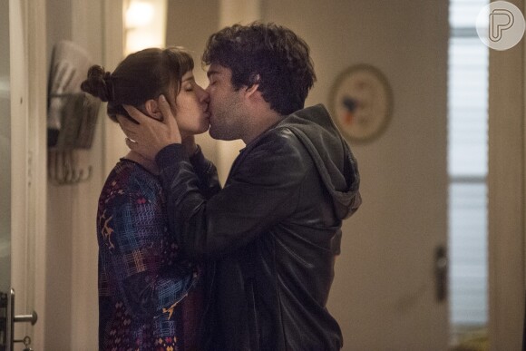 Letícia (Isabella Santoni) vê Tiago (Humberto Carrão) e Isabela (Alice Wegmann) se beijando, na novela 'A Lei do Amor'