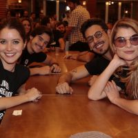 Atores e equipe de 'Rock Story' se reúnem em 1º capítulo: 'Energia boa'. Fotos!