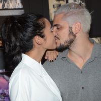 Yanna Lavigne, grávida de Bruno Gissoni, beija o ator em estreia de peça. Fotos!
