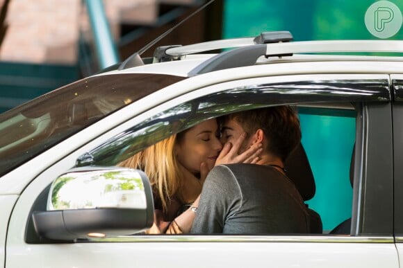 Diana (Alinne Moraes) se encontra com Léo Régis (Rafael Vitti) e os dois se beijam, na frente da gravadora, na novela 'Rock Story', a partir de 11 de novembro de 2016