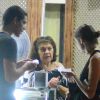 Agatha Moreira e o namorado, Pedro Lamin conversaram com uma vendedora na Gávea, Zona Sul do Rio