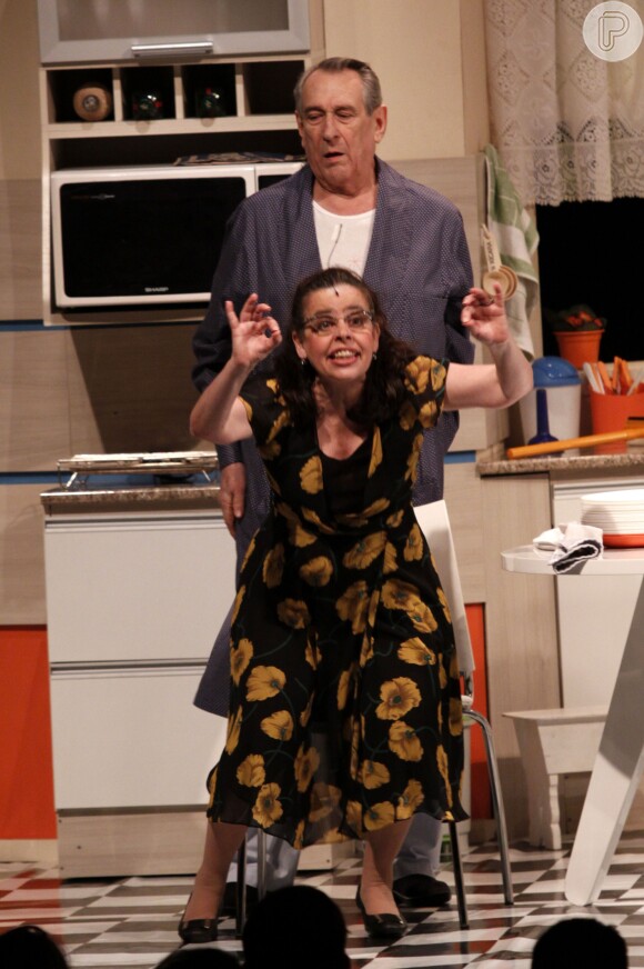 Paulo Goulart na peça de teatro 'Abalou Bangu', ao lado de Cristina Pereira. Eles são o casal Maria Elvira e Maurício Otávio