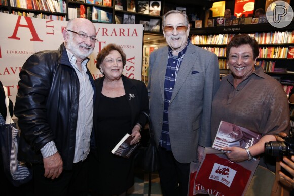 Paulo e Nicette compareceram ao lançamento do livro 'Crimes no Horário Nobre' e posaram ao lado de Silvio de Abreu