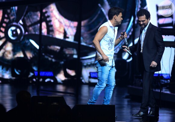 Zezé Di Camargo e Luciano voltam a não dividir camarim em show, de acordo com o jornal "Extra" neste sábado, dia 12 de novembro de 2016