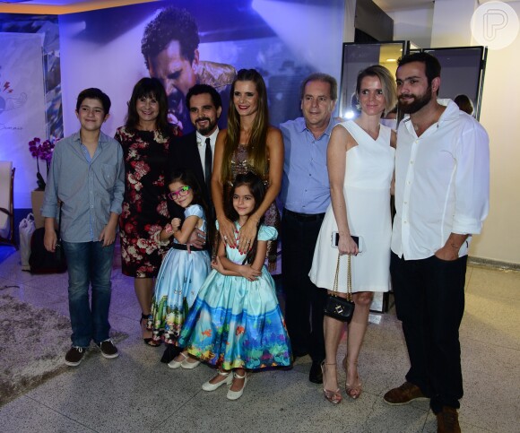 Zezé Di Camargo posa com a família antes do show em São Paulo
