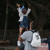 Bruno Gagliasso leva a filha, Títi, a festa de aniversário de um ano do sobrinho