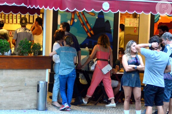 Letícia Colin e Michel Melamed passearam de mãos dadas e trocaram carinhos em bairro da zona sul do Rio neste domingo, 13 de novembro de 2016