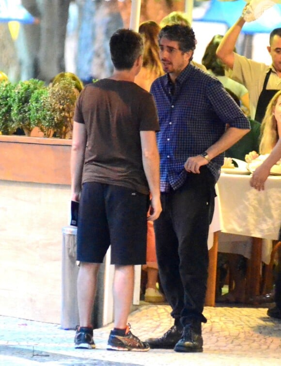 Letícia Colin e Michel Melamed passearam de mãos dadas e trocaram carinhos em bairro da zona sul do Rio neste domingo, 13 de novembro de 2016