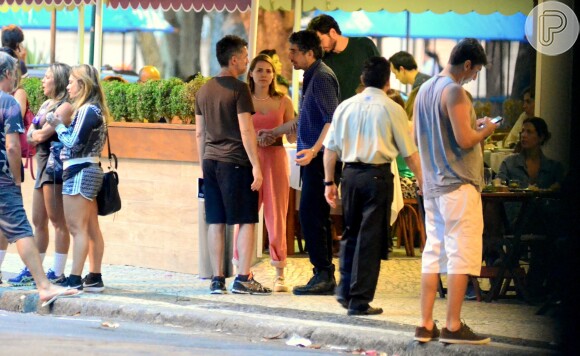 Letícia Colin e Michel Melamed passearam de mãos dadas e trocaram carinhos em bairro da zona sul do Rio neste domingo, 13 de novembro de 2016