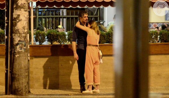 Letícia Colin e Michel Melamed passearam de mãos dadas e trocaram carinhos em bairro da zona sul do Rio neste domingo, 13 de novembro de 2016