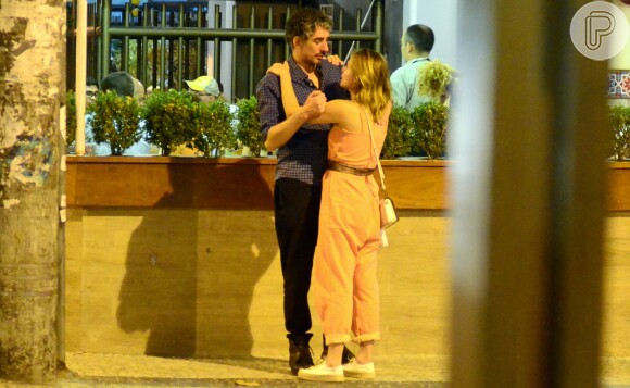 Letícia Colin e Michel Melamed passearam de mãos dadas e trocaram carinhos em bairro da zona sul do Rio neste domingo, 13 de novembro de 2016