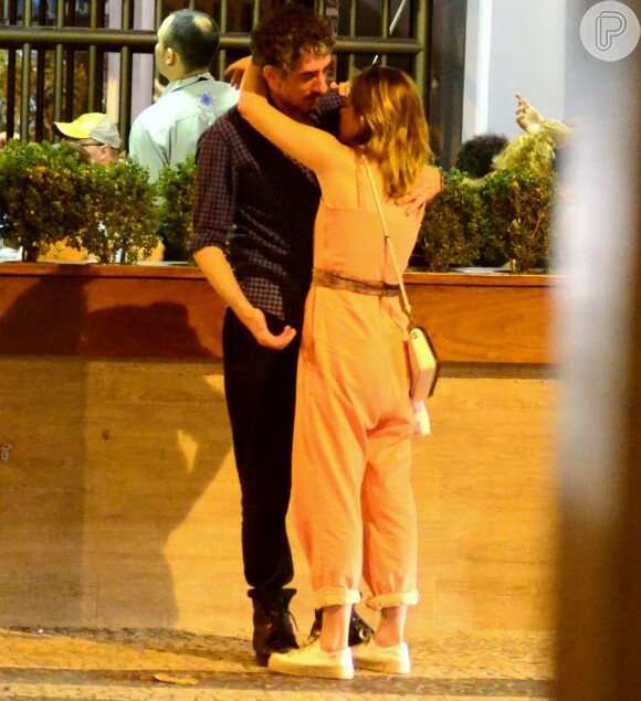 Letícia Colin e Michel Melamed passearam de mãos dadas e trocaram carinhos em bairro da zona sul do Rio neste domingo, 13 de novembro de 2016