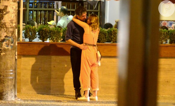 Letícia Colin e Michel Melamed passearam de mãos dadas e trocaram carinhos em bairro da zona sul do Rio neste domingo, 13 de novembro de 2016