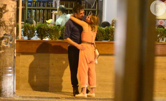 Letícia Colin e Michel Melamed passearam de mãos dadas e trocaram carinhos em bairro da zona sul do Rio neste domingo, 13 de novembro de 2016