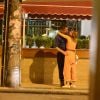 Letícia Colin e Michel Melamed passearam de mãos dadas e trocaram carinhos em bairro da zona sul do Rio neste domingo, 13 de novembro de 2016