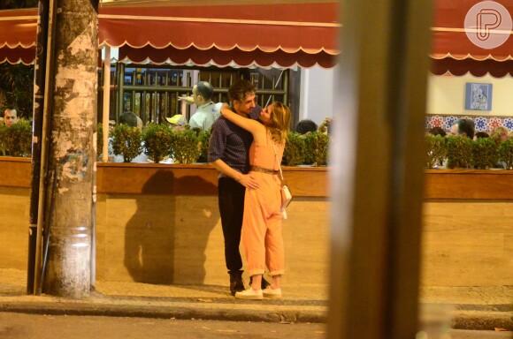 Letícia Colin e Michel Melamed passearam de mãos dadas e trocaram carinhos em bairro da zona sul do Rio neste domingo, 13 de novembro de 2016