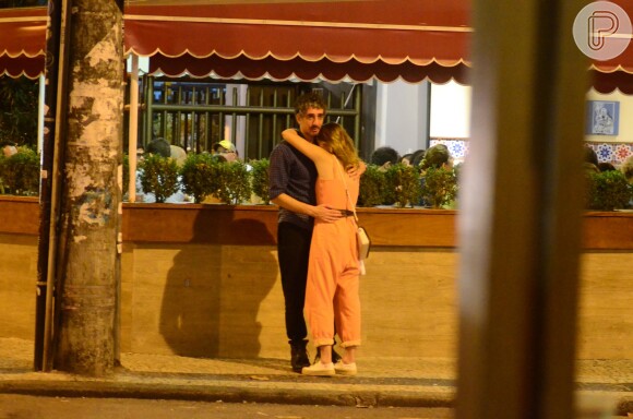Letícia Colin e Michel Melamed passearam de mãos dadas e trocaram carinhos em bairro da zona sul do Rio neste domingo, 13 de novembro de 2016