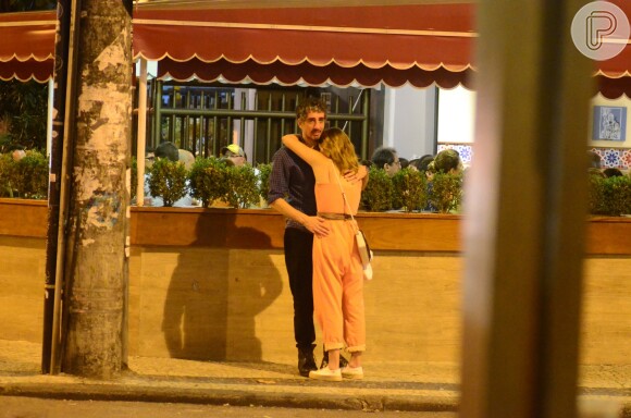 Letícia Colin e Michel Melamed passearam de mãos dadas e trocaram carinhos em bairro da zona sul do Rio neste domingo, 13 de novembro de 2016