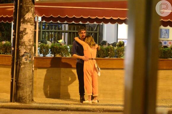 Letícia Colin e Michel Melamed passearam de mãos dadas e trocaram carinhos em bairro da zona sul do Rio neste domingo, 13 de novembro de 2016